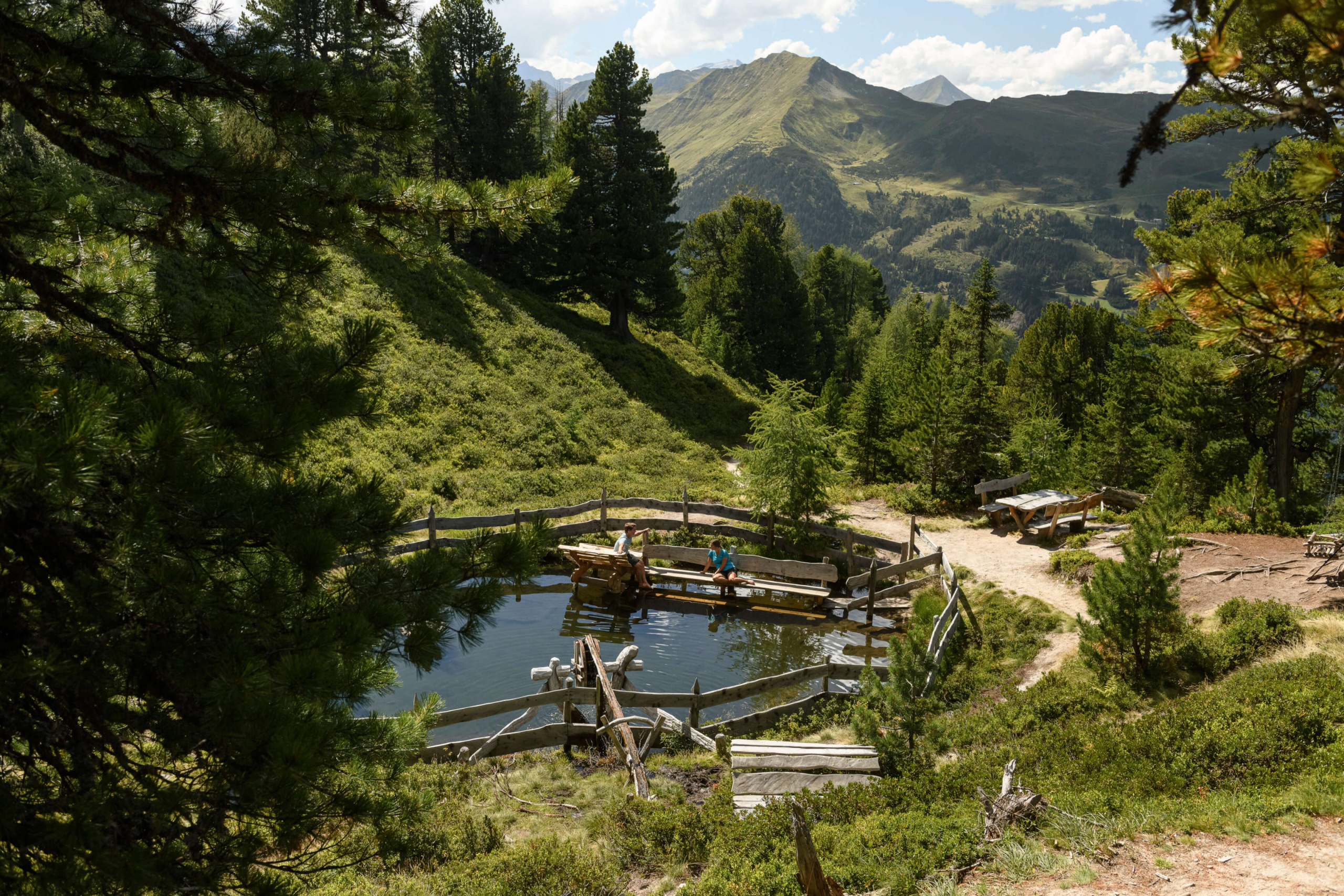 Idyllischer Teich umgeben von Bäumen, ideal für entspannte Urlaubsmomente im Gasteinertal.
