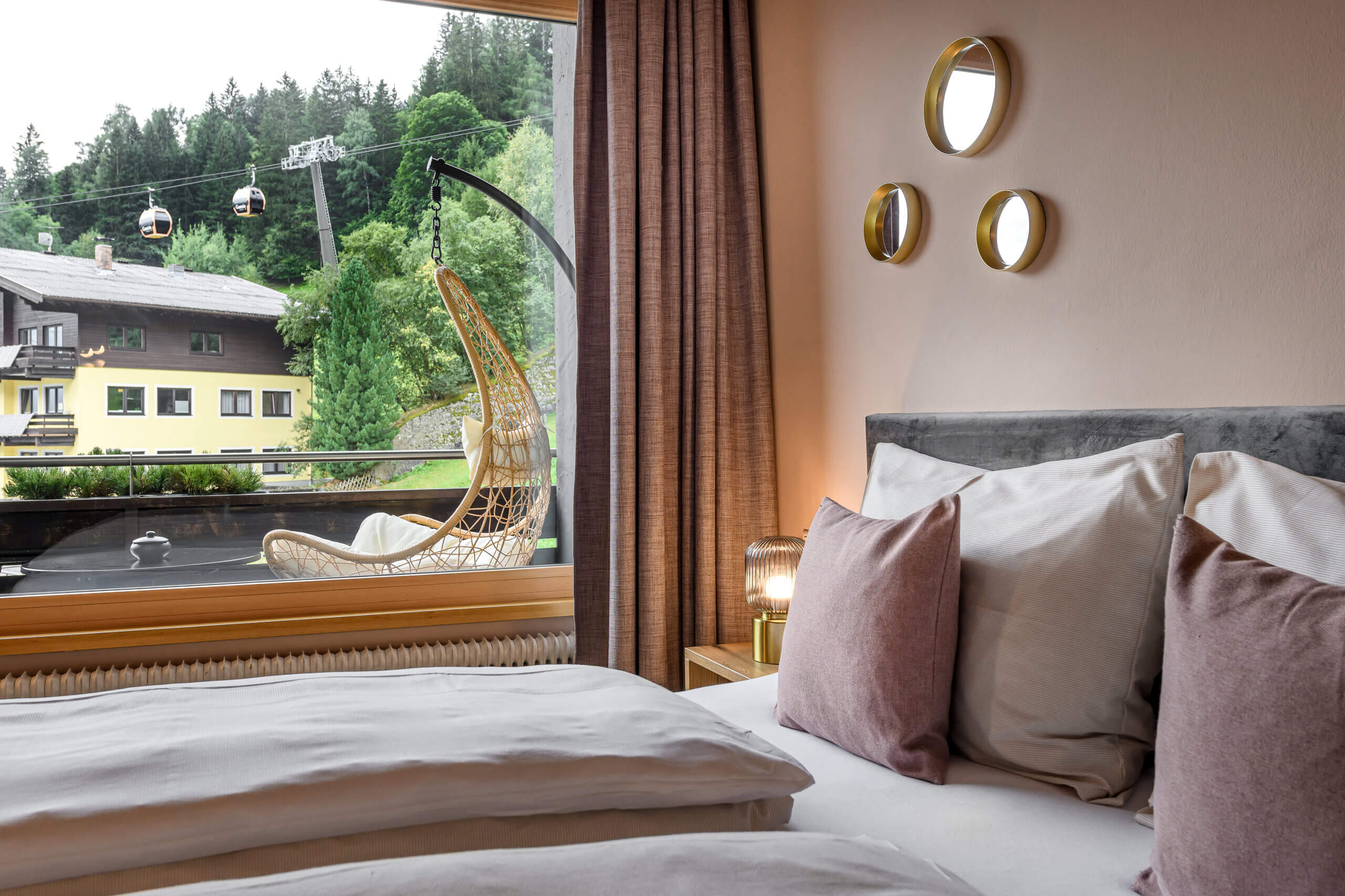Gemütliches Zimmer im Vintage-Look mit Aussicht auf die Schlossalmbahn in Bad Hofgastein.