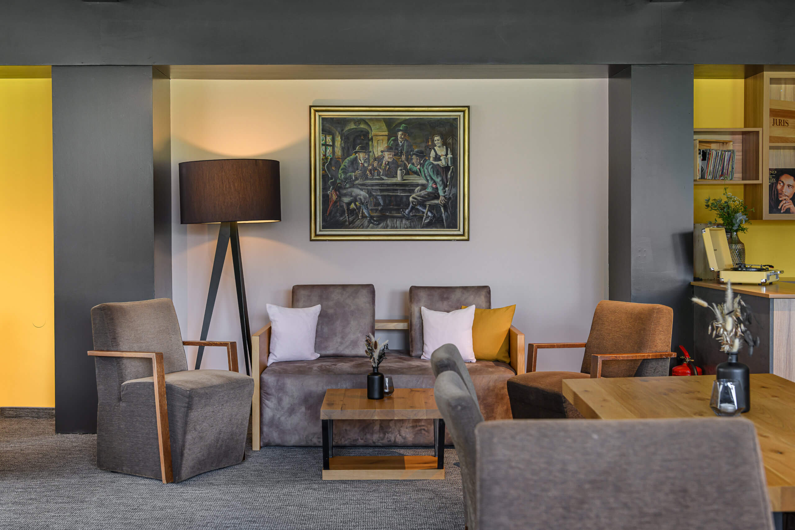 Gemütliche Lounge des B&B Berglift mit Vintage-Möbeln und ansprechendem Ambiente.