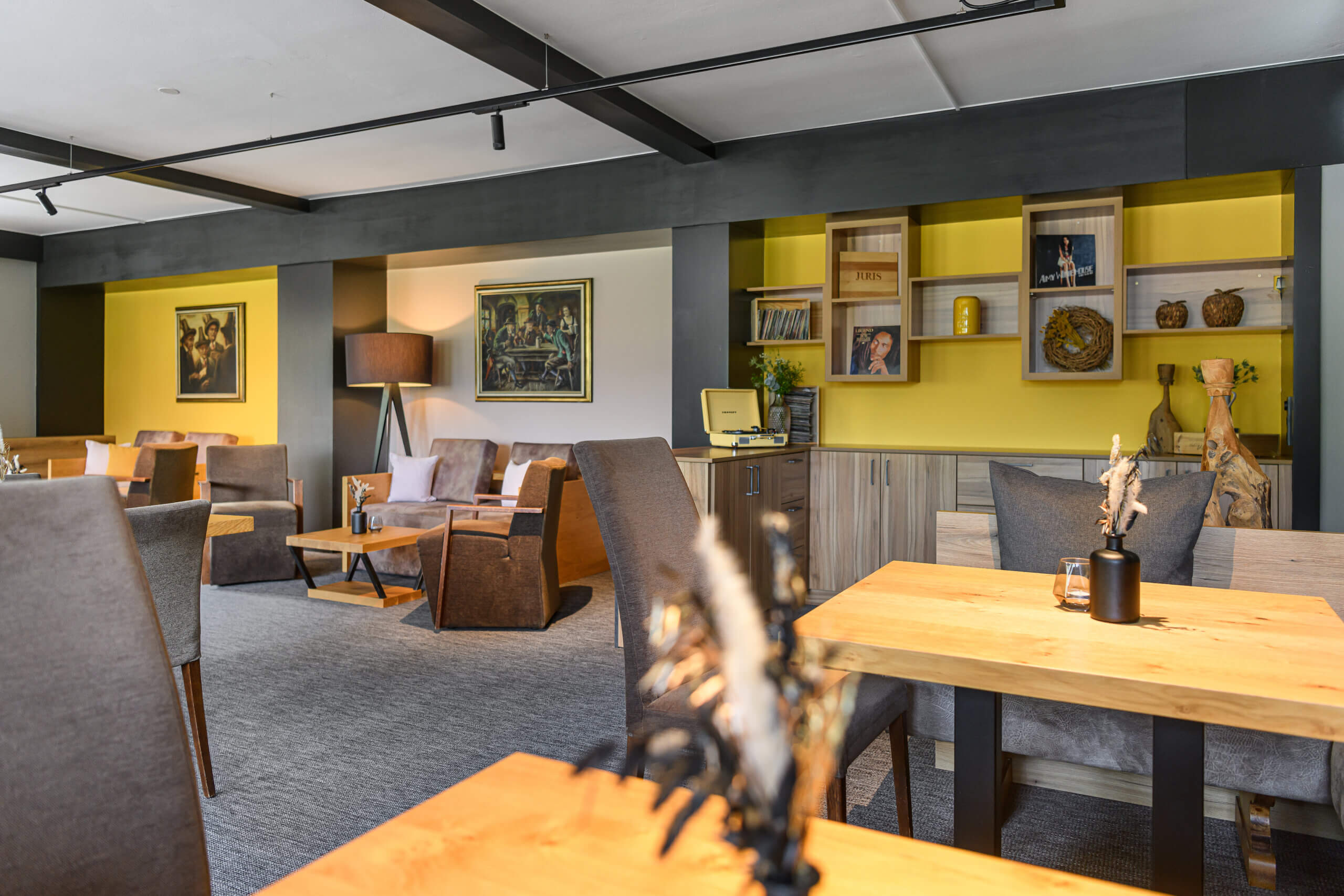 Gemütlicher Lounge-Bereich im B&B Berglift mit vintage Möbeln und warmen Farben.