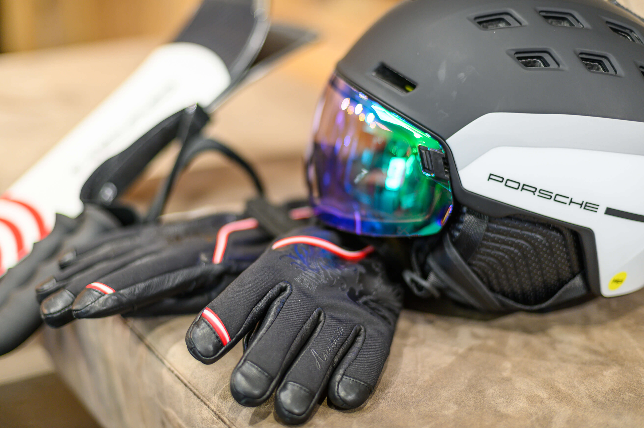Skiausrüstung mit Helm, Handschuhen und Skiern für den idealen Skiurlaub in Bad Hofgastein.