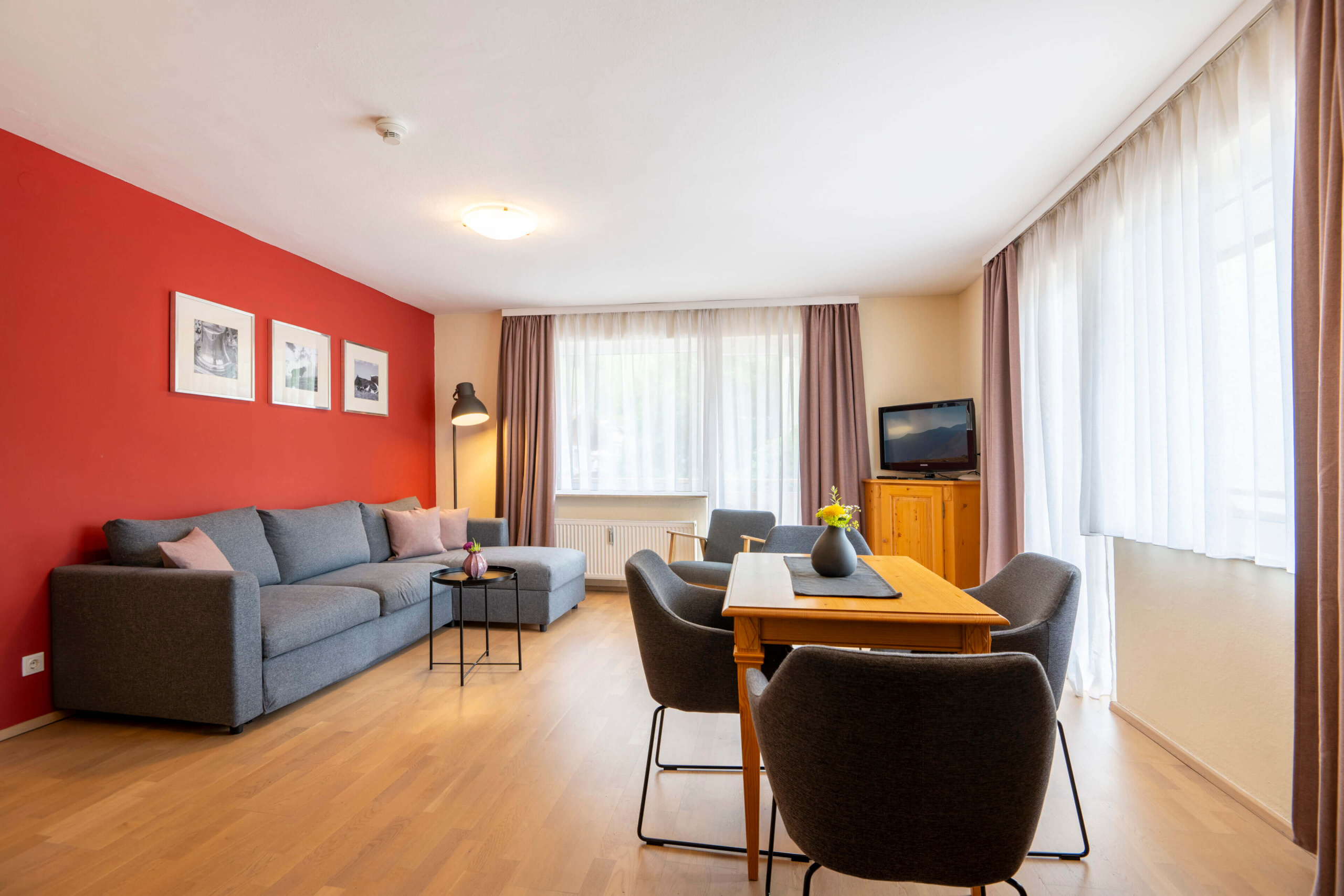 Gemütliches Wohnzimmer im Vintage-Look mit Couch und Esstisch in Bad Hofgastein.