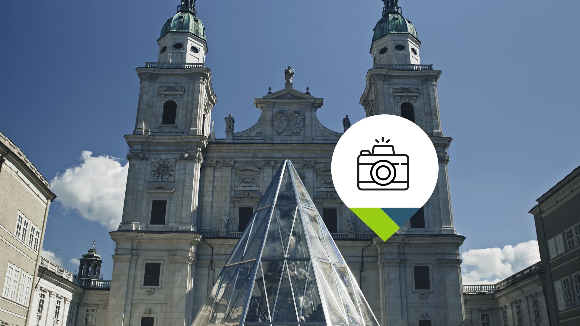 Barocke Kathedrale mit zwei Türmen und moderner Glaspyramide im Vordergrund