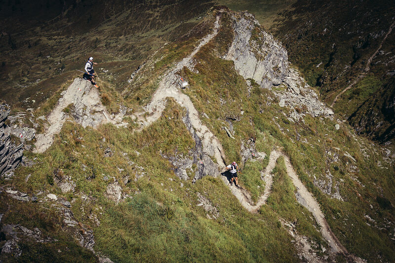 Stefan Schaaf auf steilem Bergtrail mit engen Serpentinen im alpinen Gelände