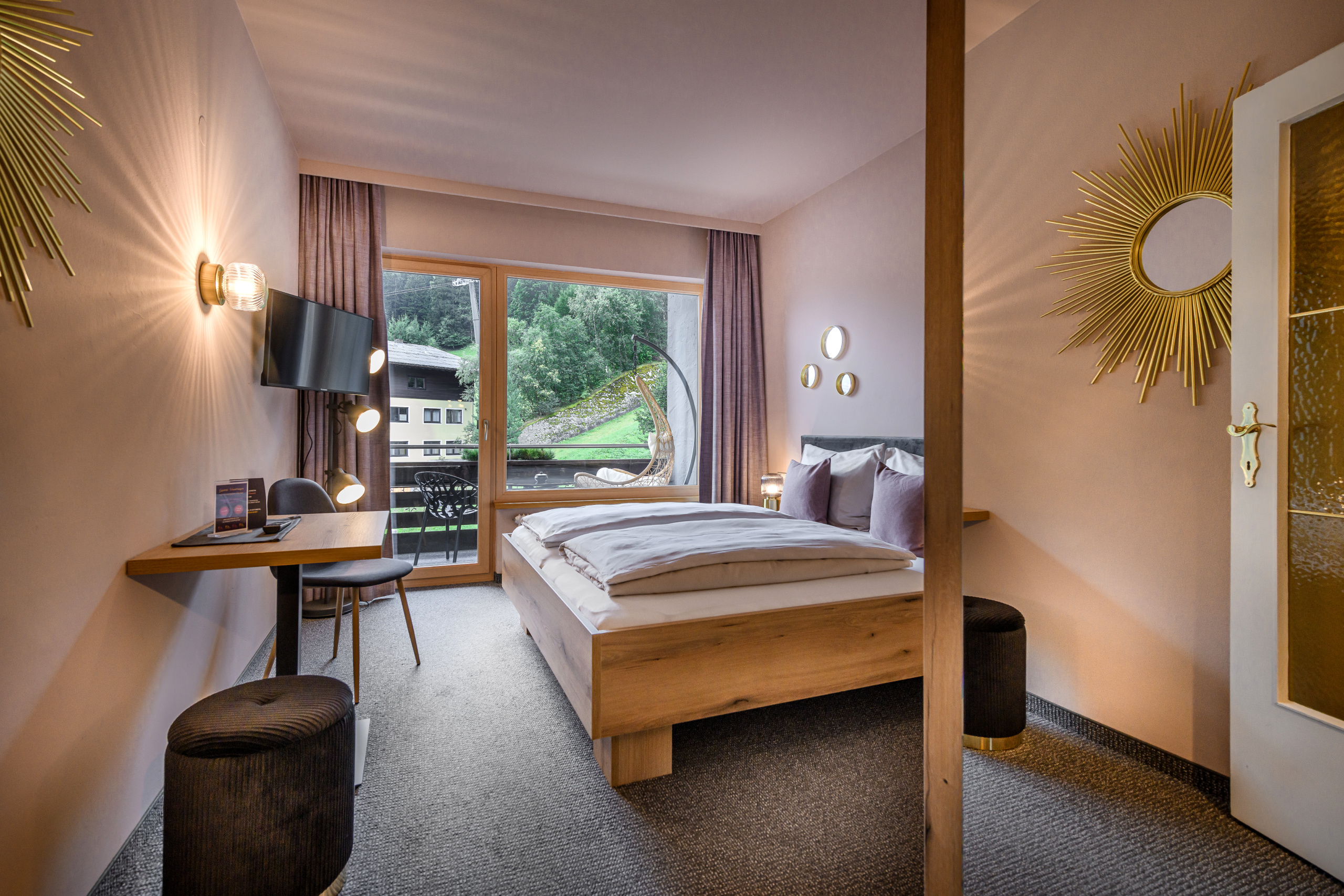 Doppelzimmer mit Holzbett, Schreibtisch, Balkon und Blick ins Grüne